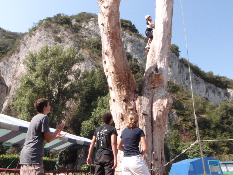 Village Camps International Summer Camp Ard&egrave;che, France 2019-07-26 https://www.villagecamps.com/journals_admin/images/68-11-Vocal support for Guilia.jpg